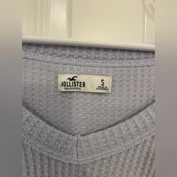 SOLD‼️ Hollister Light Blue V-Neck Top, Sz Small - Picture 2 of 4